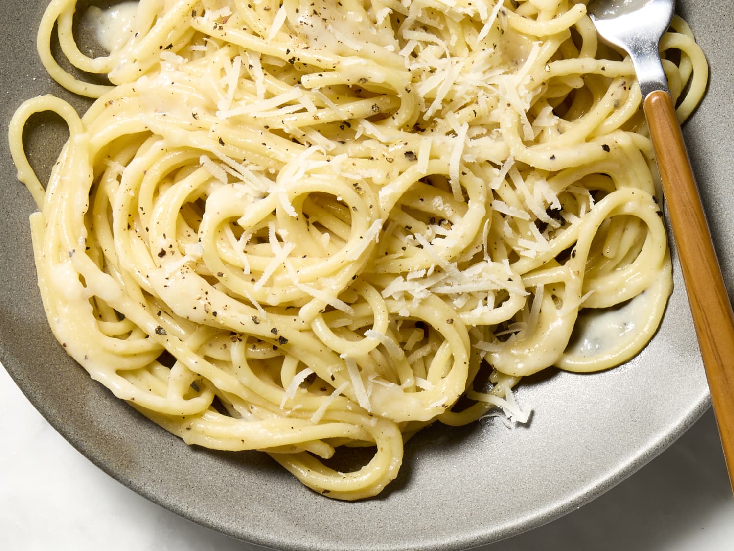 spaghetti-cacio-e-pepe-recipe